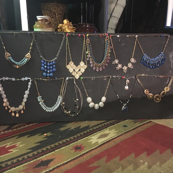 Over a hundred vintage and designer necklaces. - Picture 6 of 8